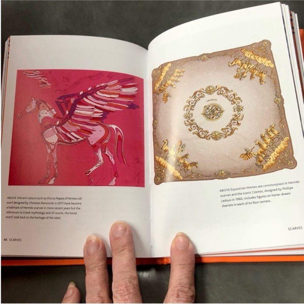 Chanel, Gucci, Prada, Dior Style Guide Little Book Set - Picture 4 of 8